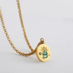 Ciondolo ovale vintage placcato oro con animali smaltati - immagine 5