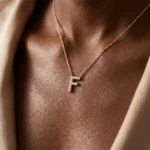 Collana iniziale F in oro con ciondolo minimal - immagine 3