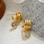 Orecchini a bottone a C oro con strass rotondi - immagine 2