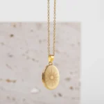 Collana medaglione ovale vintage luna e sole per foto - immagine 5