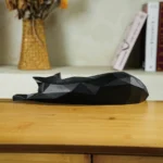 Statua gatto bianco e nero sdraiato in stile moderno - immagine 6