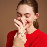 Orecchini a bottone farfalla in acciaio inox dorato - immagine 2