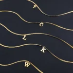 Collana lettera iniziale in acciaio dorato A-Z - immagine 4