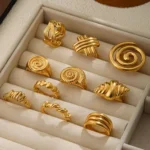 Anello donna a cupola in PVD con conchiglia e croce cuore