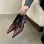 Décolleté donna in pelle morbida a punta con tacco sottile - immagine 2