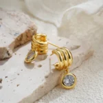 Orecchini a bottone a C oro con strass rotondi - immagine 4