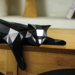 Statua gatto bianco e nero sdraiato in stile moderno - immagine 5