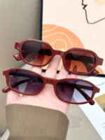 Set 2 occhiali da sole quadrati retrò con rivetti - immagine 2