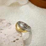 Anello multistrato incrociato bicolore oro e argento - immagine 6