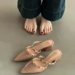 Mules da donna con tacco grosso e rivetti eleganti - immagine 5