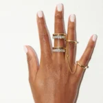 Anello doppio con catena e cristalli quadrati - immagine 6