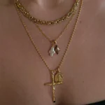 Collana croce con perle barocche bianche e nere - immagine 2