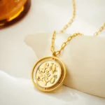 Collana rotonda con lettera e sole luna in acciaio - immagine 5