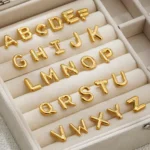 Orecchini a bottone iniziali 3D in acciaio oro 18K - immagine 2