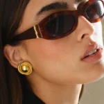 Orecchini a cerchio placcati oro con trama lucida vintage - immagine 2