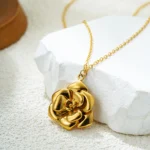 Collana donna con ciondolo fiore rosa 3D in acciaio oro - immagine 3