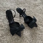 Décolleté nere con tacco a spillo e nodo a farfalla