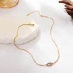 Collana donna acciaio dorato con ciondolo cristallo quadrato - immagine 4