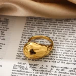 Anello donna in acciaio inox oro cupola irregolare - immagine 5