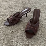 Sandali estivi da donna con tacco e ricami in rete