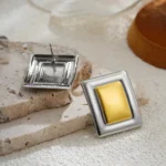 Orecchini a bottone rettangolari minimal in acciaio inox - immagine 4