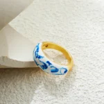 Anello a cupola con fiori blu e bianchi in smalto