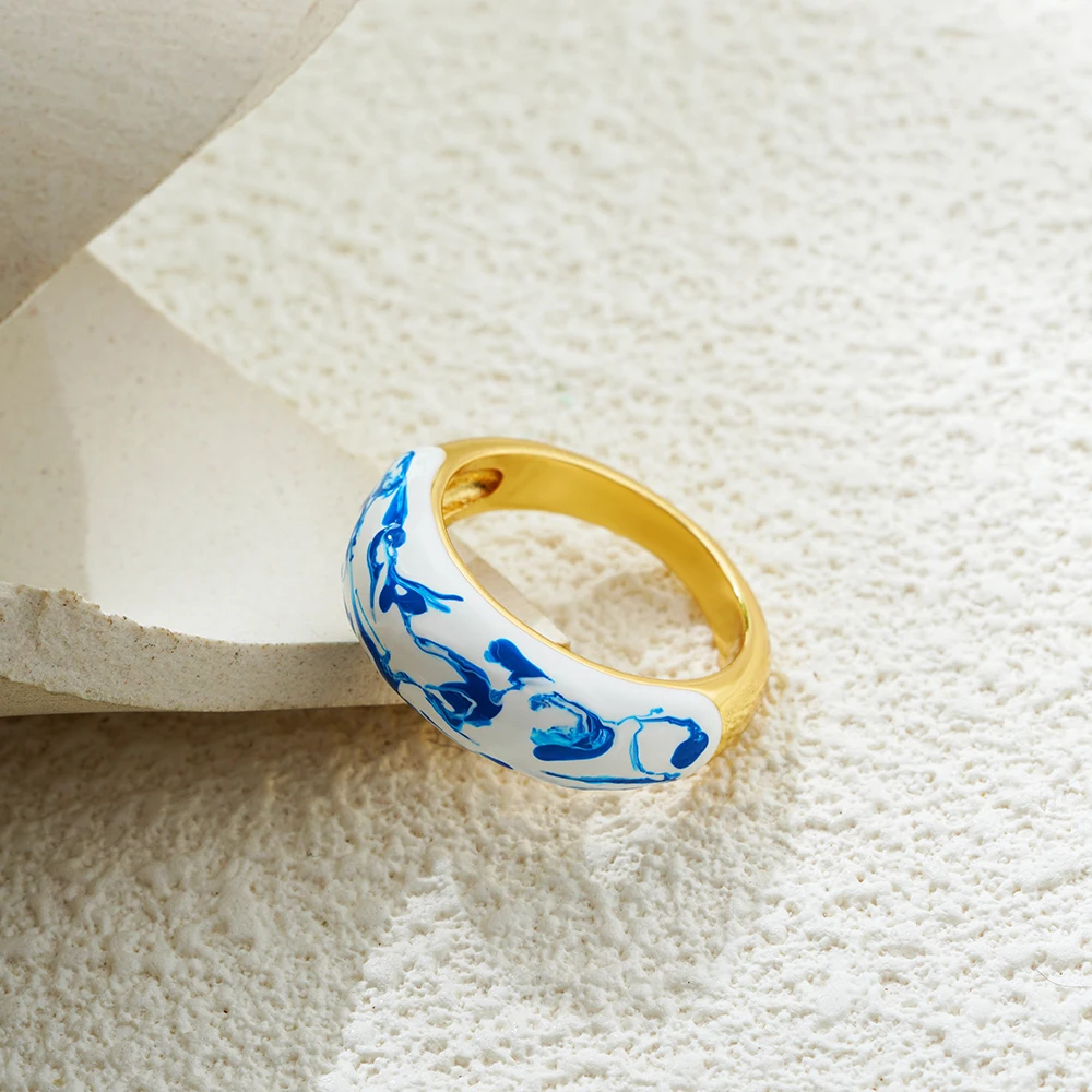 kf-S37e0f06b6e324988acdc07ce035806e0m Anello a cupola con fiori blu e bianchi in smalto - immagine 1