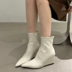 Stivaletti donna con tacco a zeppa punta affusolata - immagine 2