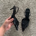 Décolleté nere da donna con tacco alto e cinturino - immagine 5