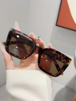 Occhiali da sole quadrati uomo/donna neri e leopardati - immagine 4