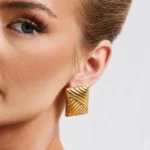 Orecchini geometrici a bottone in acciaio dorato 18K - immagine 3