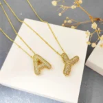 Collana iniziale placcata oro con zirconi lucenti - immagine 3