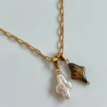 Collana croce con perle barocche bianche e nere - immagine 3