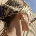 Orecchini a cerchio dorati spessi in acciaio inox - immagine 2