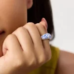 Anello a cupola con fiori blu e bianchi in smalto - immagine 2