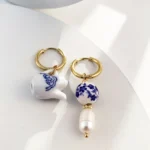 Orecchini pendenti asimmetrici con perline in ceramica - immagine 5