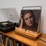 Espositore in acrilico per dischi in vinile con luce calda - immagine 3