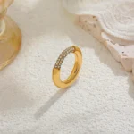 Anello minimal in oro 18K con mezze zirconie per donna - immagine 3