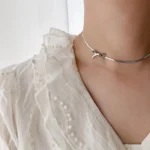 Collana girocollo con fiocco minimal in acciaio oro 18K - immagine 2