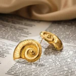 Orecchini a bottone conchiglia oro effetto vintage - immagine 4