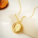 Collana rotonda con lettera e sole luna in acciaio - immagine 4