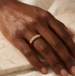 Anello minimal in oro 18K con mezze zirconie per donna