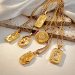 Collana oro con ciondolo irregolare e catena intrecciata