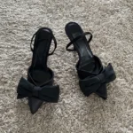 Décolleté nere con tacco a spillo e nodo a farfalla - immagine 4