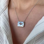Collana busta "Ti amo" in acciaio con zircone rosso - immagine 3