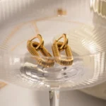 Orecchini a cerchio geometrici in acciaio con pendente U - immagine 4