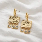 Orecchini pendenti quadrati martellati oro vintage