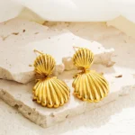 Orecchini a cerchio intrecciati con conchiglia placcati oro - immagine 4