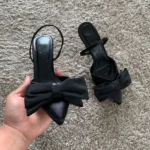 Décolleté nere con tacco a spillo e nodo a farfalla - immagine 5