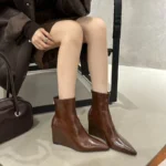 Stivaletti donna con tacco a zeppa punta affusolata - immagine 6